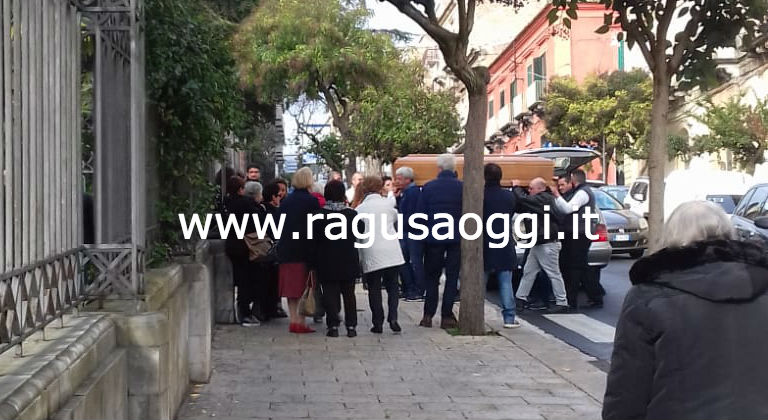 Avviata la camera ardente in cattedrale per ricordare Maria Zarba, la donna uccisa in centro storico a Ragusa. Oggi pomeriggio i funerali