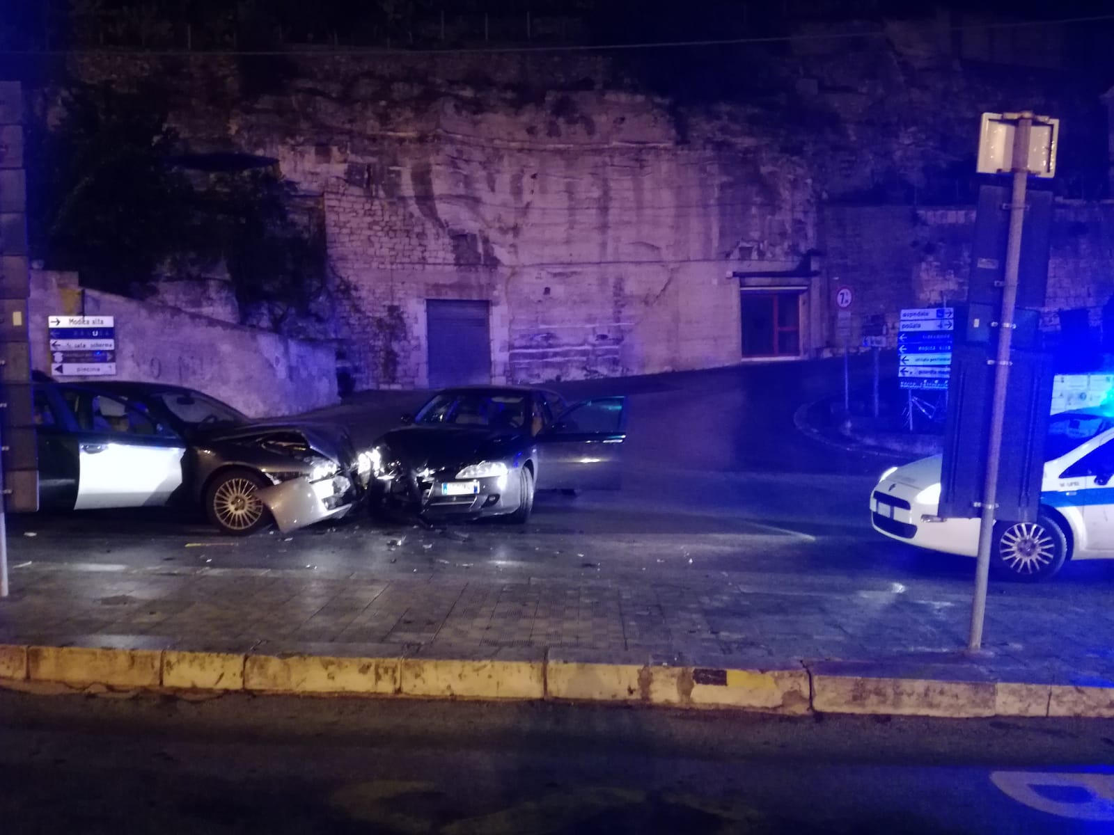 Incidente stradale a Modica: un ferito: Auto in fiamme al Polo Commerciale