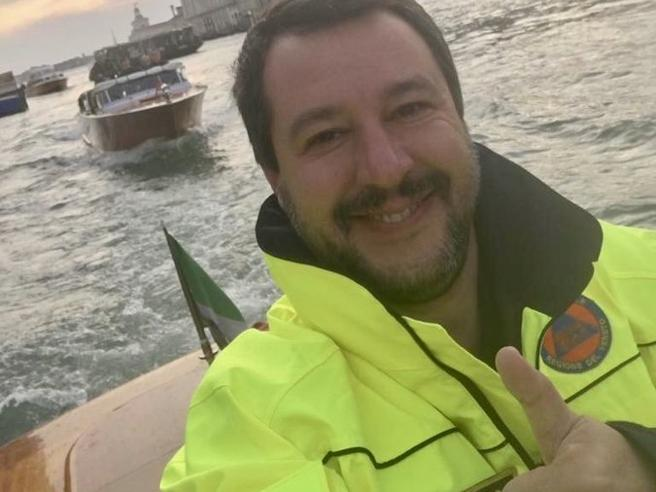 La foto che fa discutere. Salvini sorride e fa il pollice mentre va dalle popolazioni alluvionate. Ma che c’è da ridere?