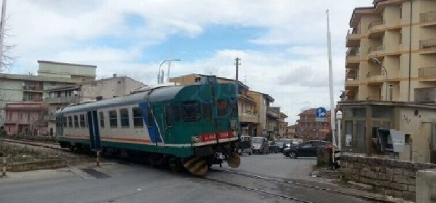 Giovedì e venerdì passaggio a livello chiuso