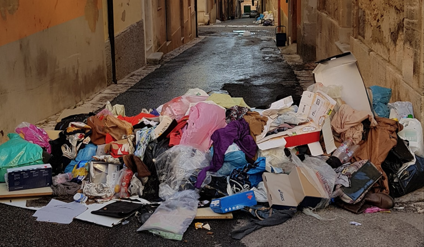 Spazzatura ovunque, il sindaco Cassì si incazza sui social ma sono i ragusani che davvero si sono rotti i cabbasisi