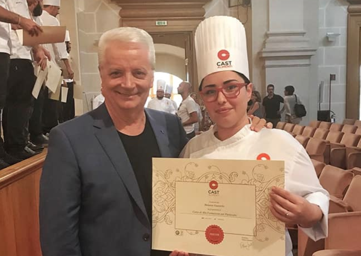 La ragusana Melania Guastella pasticciera professionista Consegna diploma con Iginio Massari