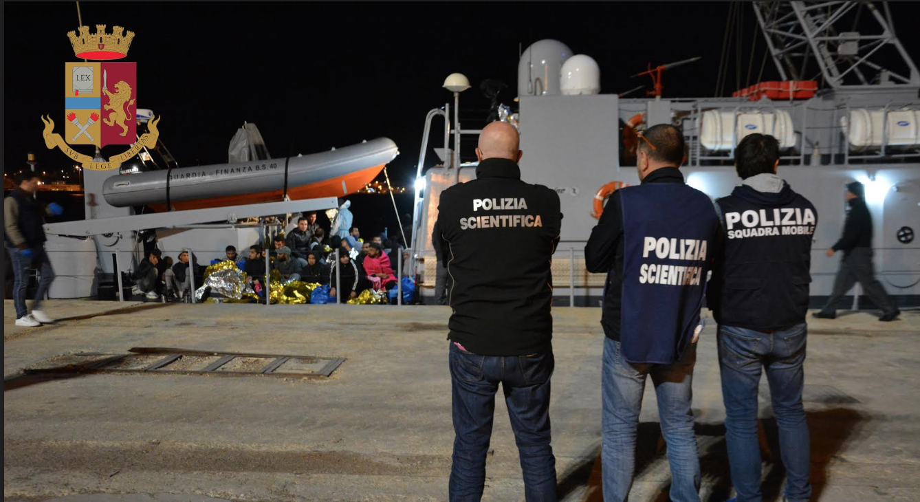 Sbarco migranti arrestati due scafisti algerini. Determinante un video-selfie per identificarli