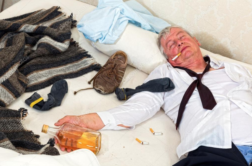 Si svegliano di soprassalto e trovano uno sconosciuto ubriaco nel letto. Un mistero come sia riuscito ad entrare nell’appartamento. La curiosità