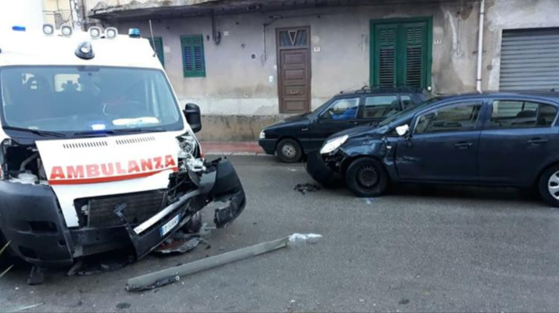 Scontro frontale tra un’ambulanza e un’auto a Ficarazzi