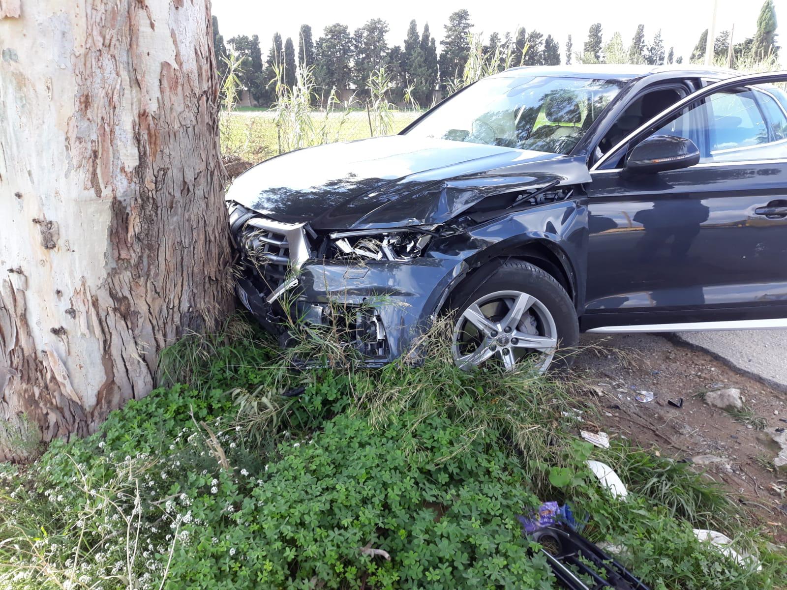 Scontro tra due auto a Vittoria. Una finisce contro albero