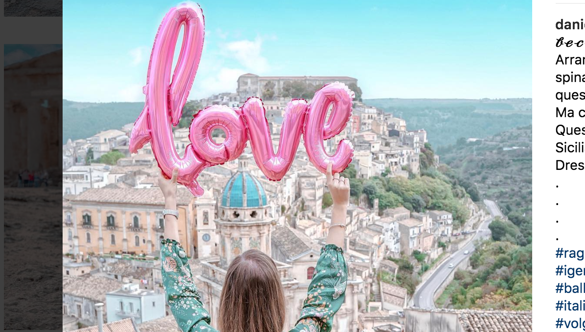 Lo scatto d’amore per Ragusa Ibla. Boom di like su instagram per la foto sopra il tetto