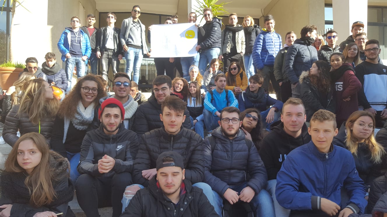 Protesta degli studenti, non funzionano i riscaldamenti. Protesta sotto la Provincia che pero’ rassicura