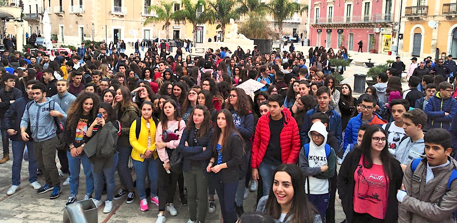 Sciopero degli studenti contro i tagli del Governo nazionale. Grande manifestazione a Comiso