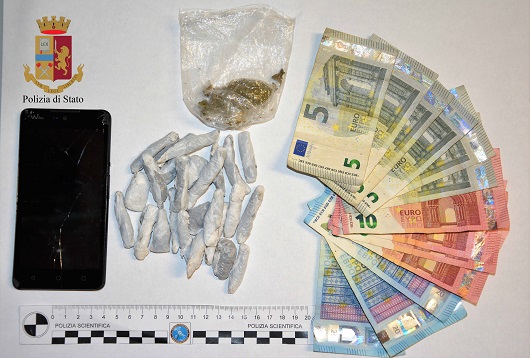 Minorenne ragusano scappa con il motorino, la polizia lo ferma e gli trova addosso 30 dosi di stupefacente