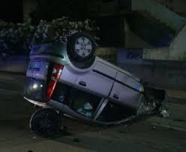 Cappotta auto in Via nazionale a Modica. Alla guida un tunisino