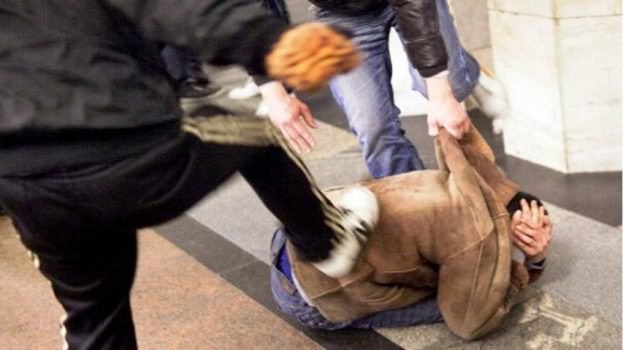 “Dammi il cellulare”, poi botte e insulti a 20enne gay