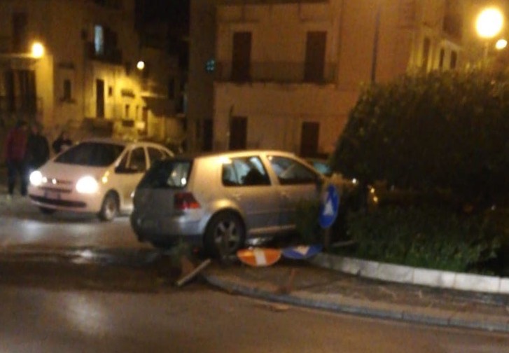 Auto finisce dentro rotatoria. Alla guida tunisino forse ubriaco. A Scicli