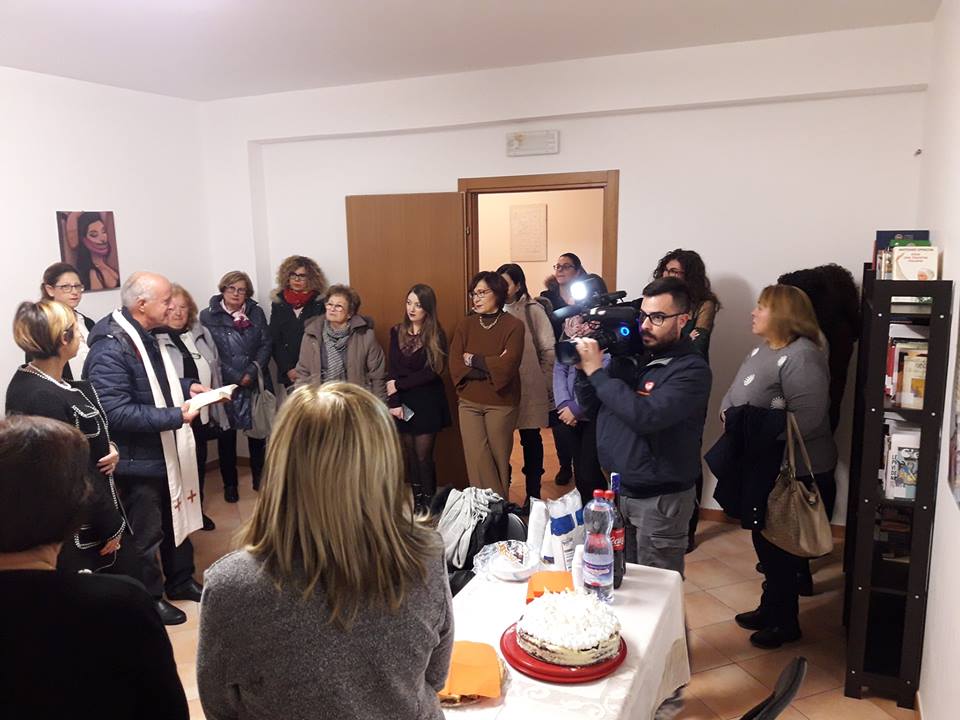 Inaugurata la biblioteca di genere di Donne a Sud