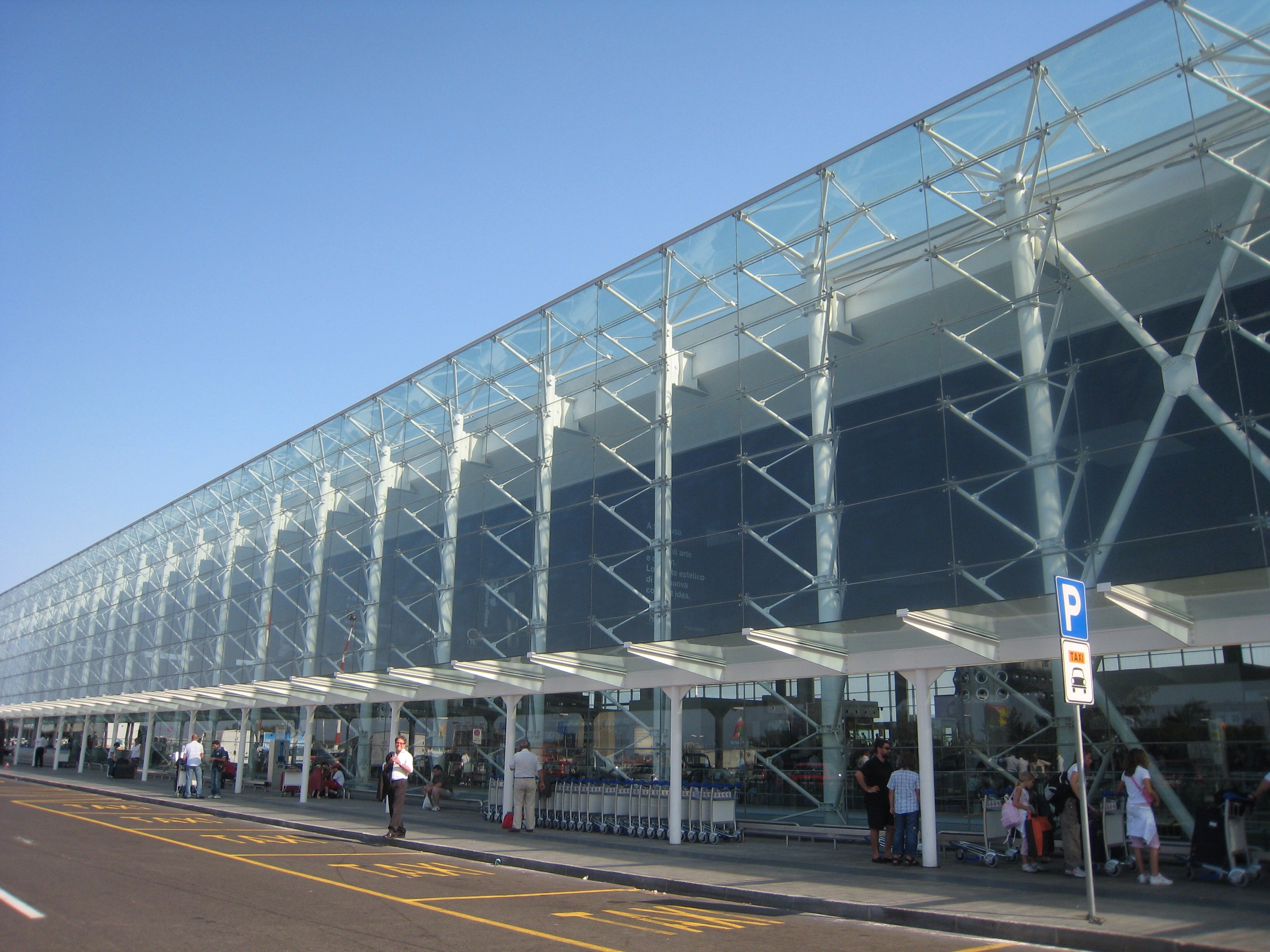 Cenere Etna: chiuso aeroporto di Catania dopo parziale operatività