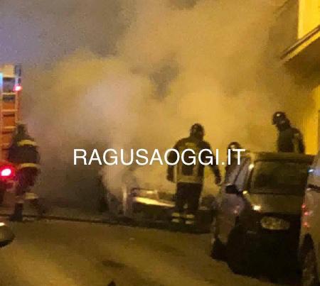 Incendio autovettura nei pressi di via Risorgimento. Residenti preoccupati dalle fiamme