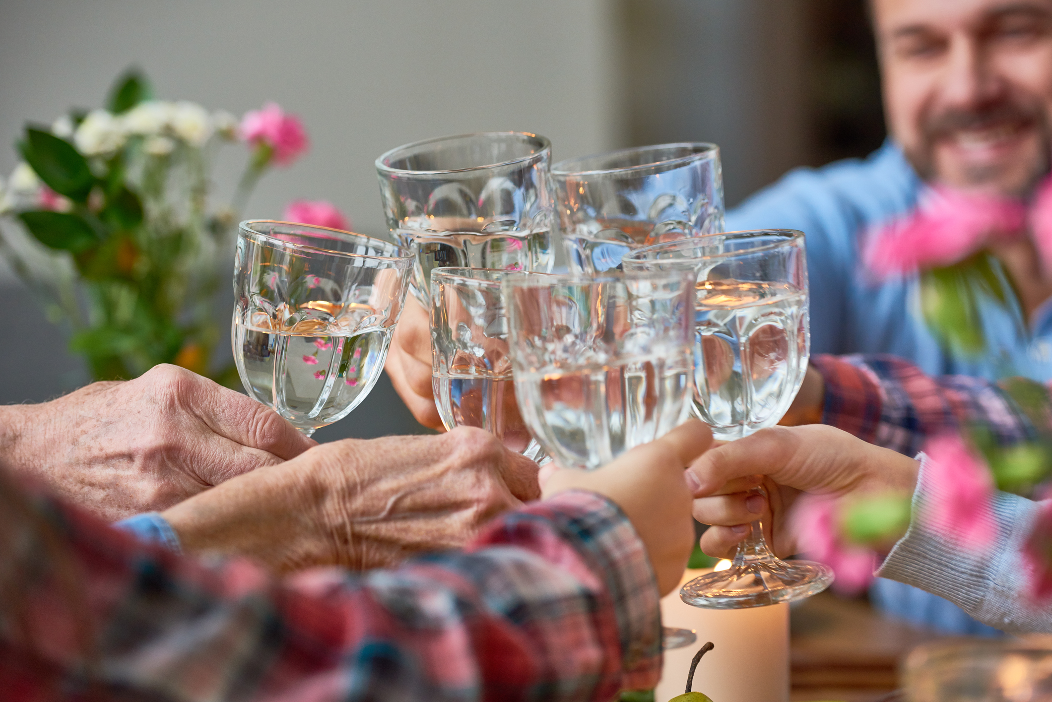 A Natale e Capodanno si brinda. Ma con l’acqua. Ecco perché