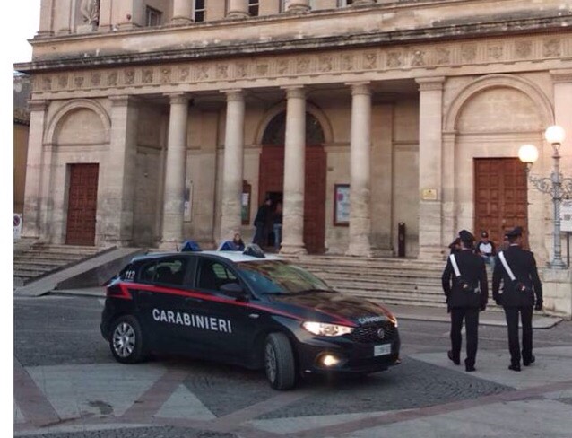 21enne gambiano danneggia auto e aggredisce forze dell’ordine. Arrestato a Vittoria
