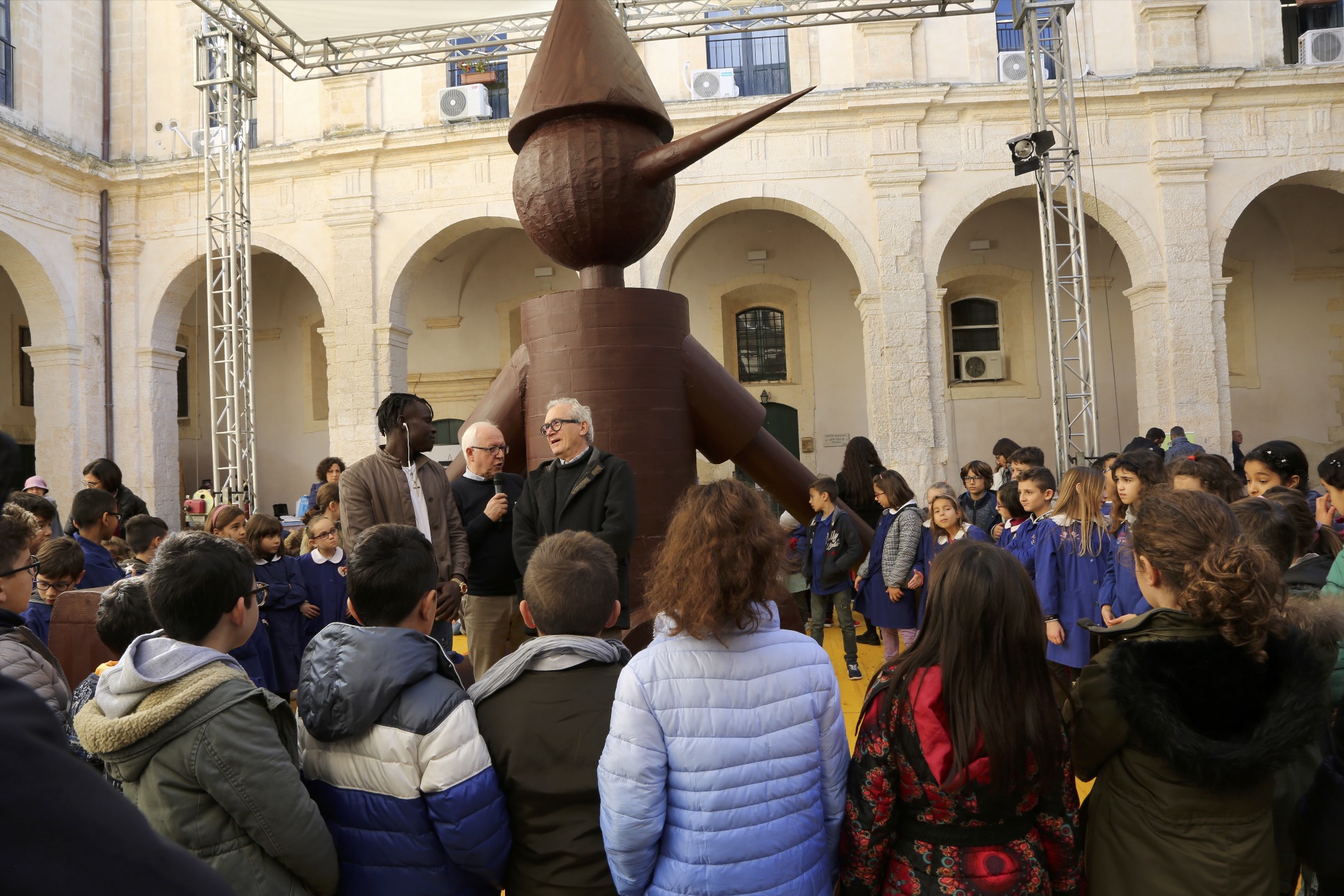 Un Pinocchio di cioccolato di 5 metri ha aperto ChocoModica. Ma la vera attrattiva sarà lo Street Food Fest – Bottega Sicula