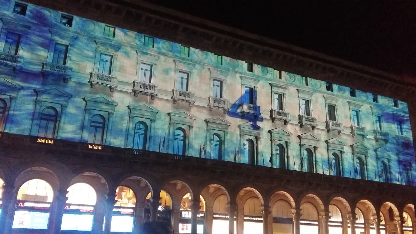 La voce di Monica Giudice scalderà per tutto il Natale Piazza Duomo a Milano