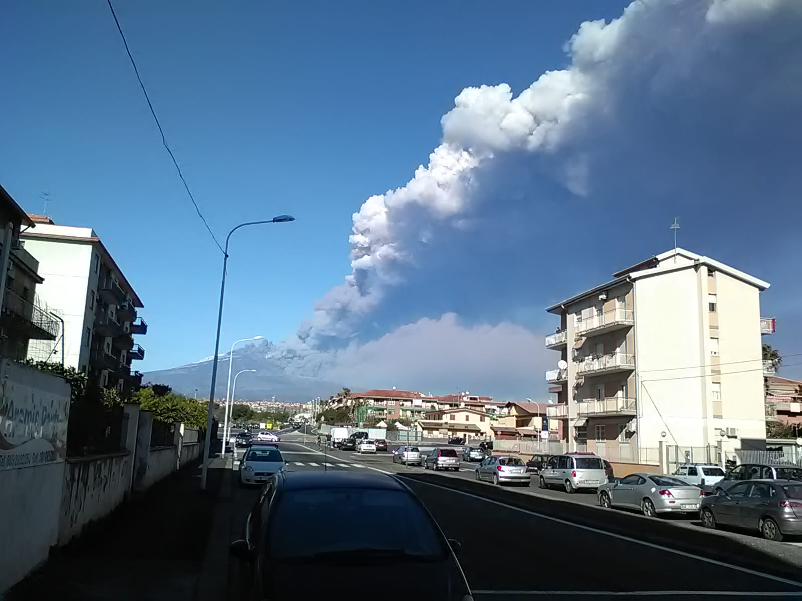 Terremoto in Sicilia. Sciame sismico nel catanese. L’Etna erutta cenere, 130 scosse in 4 ore