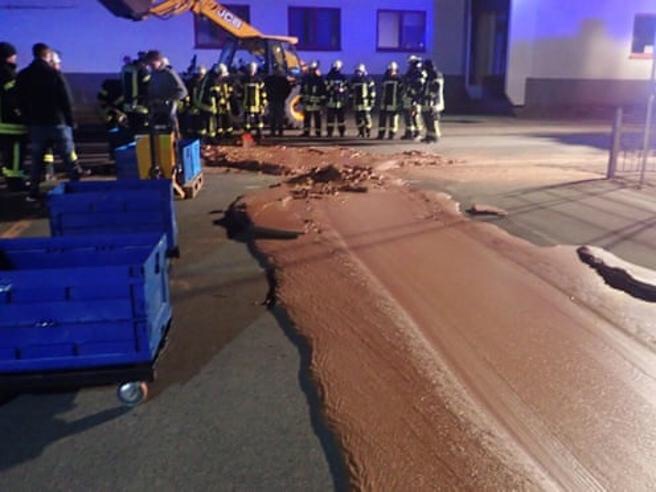 Un fiume di cioccolata calda invade la strada perchè trabocca un silos. E’ successo in Germania