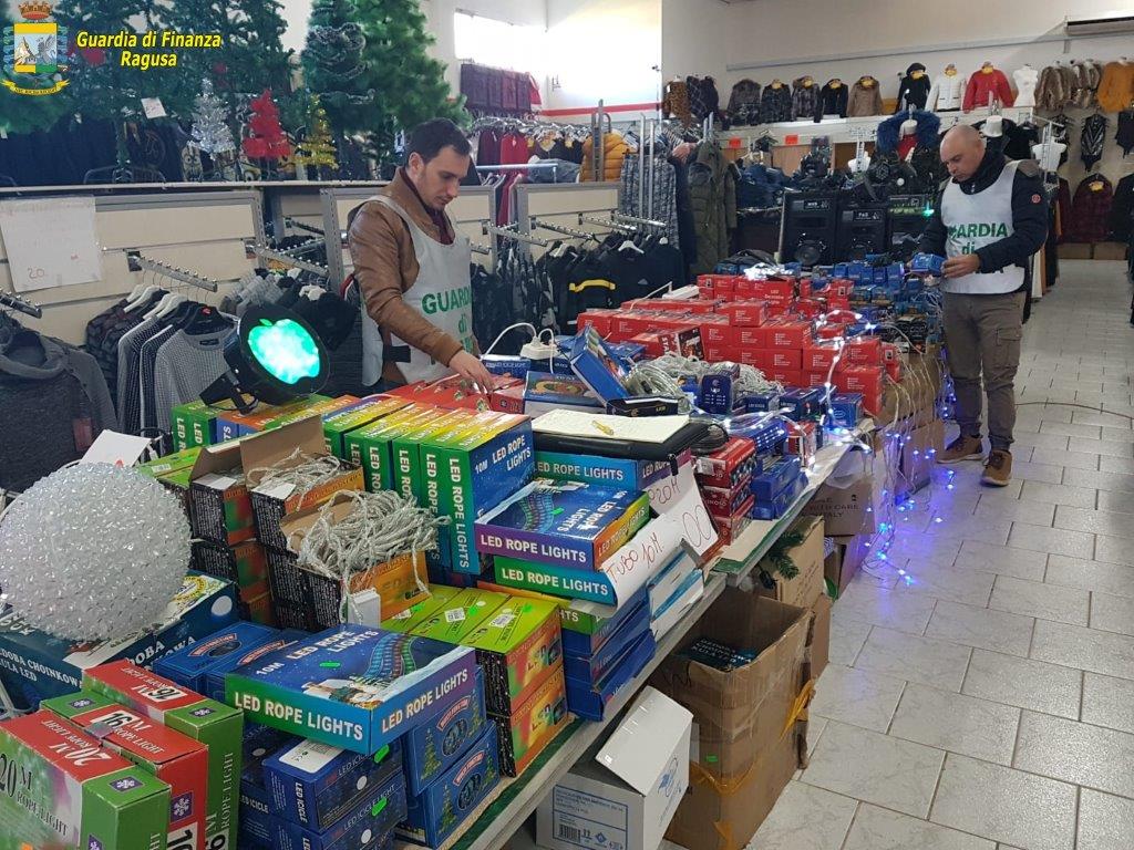 La guardia di finanza a Ragusa sequestra materiale natalizio non sicuro