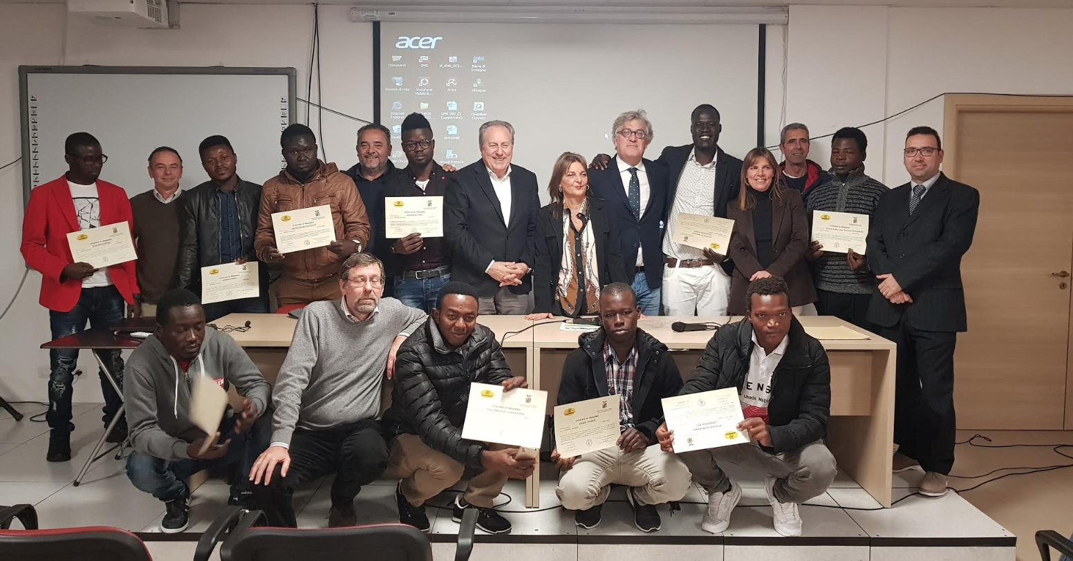 I volontari migranti hanno pulito i nostri spazi verdi. Consegnati attestati per ringraziarli