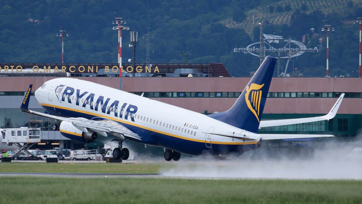 Botte tra passeggeri, volo Ryanair costretto all’atterraggio