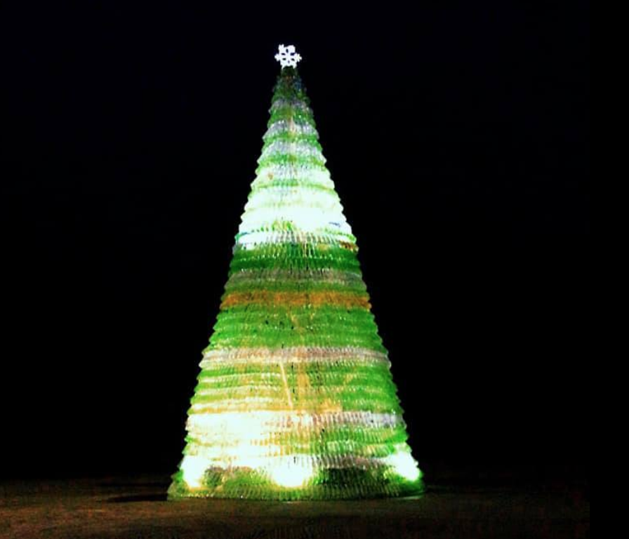 Un albero di 10 metri fatto di bottiglie di plastica. A Santa Croce Camerina splende di notte