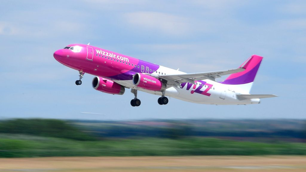 Si sente male dopo il decollo, passeggera muore in volo: vani i disperati soccorsi.