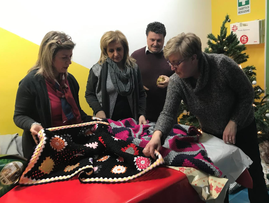 Un Natale al caldo per i bambini di Casa-famiglia Rosetta 11 coperte, tutte fatte a mano, donate