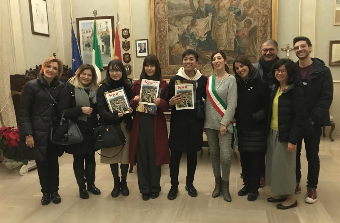 Anche i giovani giapponesi amano Scicli. Accolti al Comune grazie ai Lions