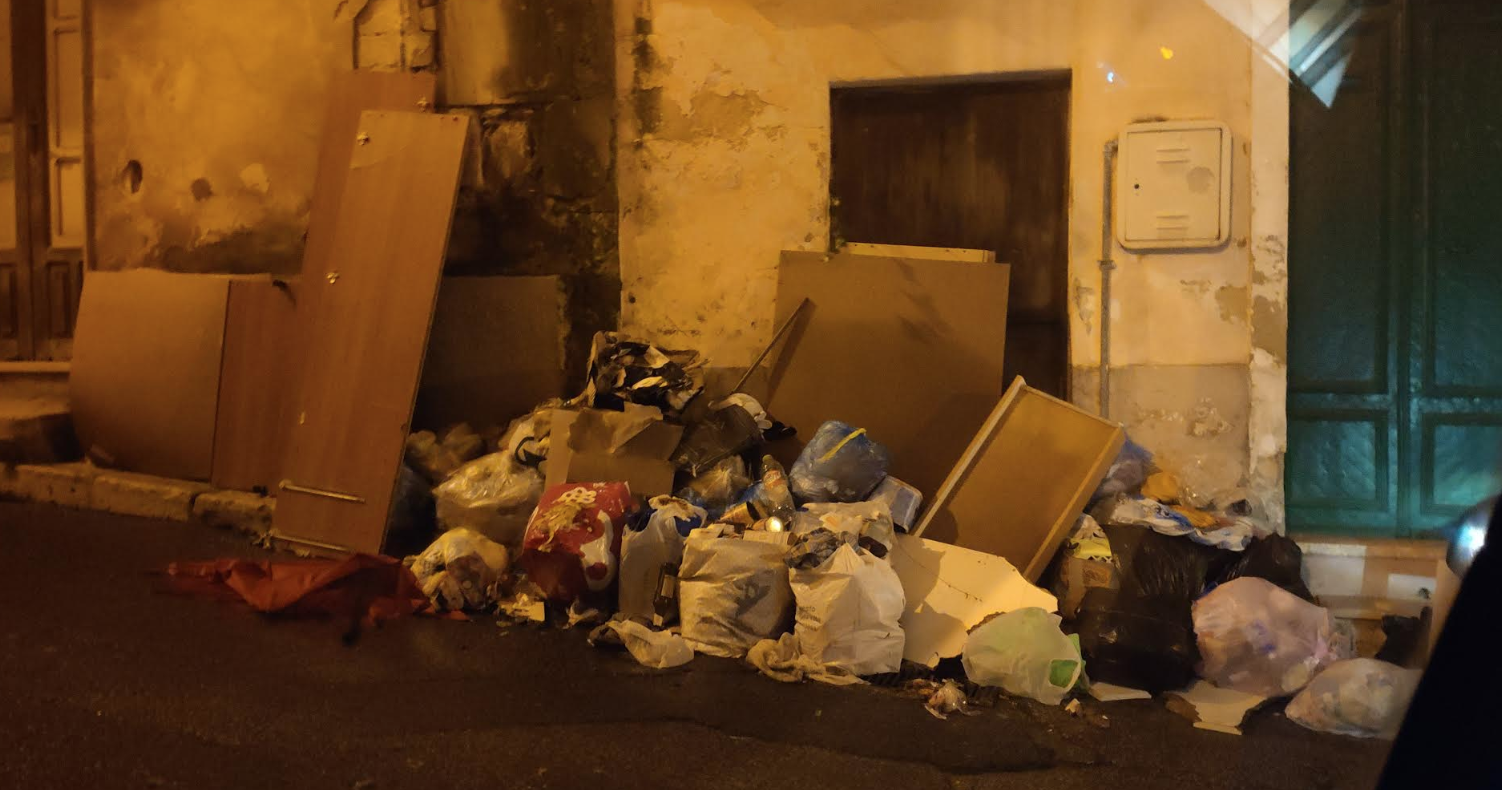 Spazzatura in strada e discarica temporaneamente chiusa (per ragioni amministrative)