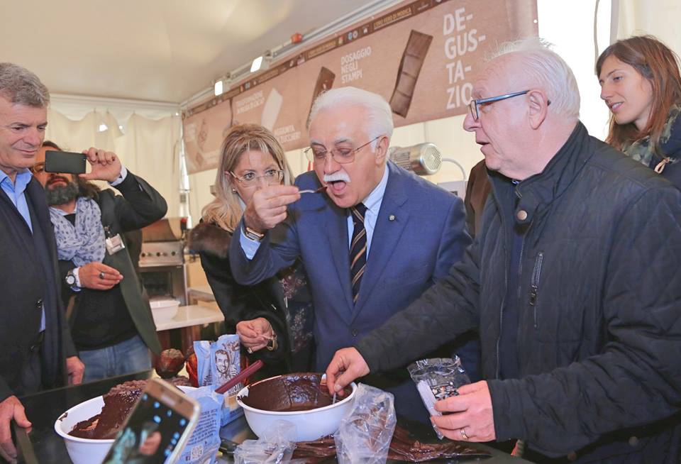 Aperta ufficialmente l’edizione 2018 di ChocoModica. C’è anche Giorgio Calabrese che sottolinea l’importanza dell’Igp per il Cioccolato di Modica: “Va consumato giornalmente con equilibrio”