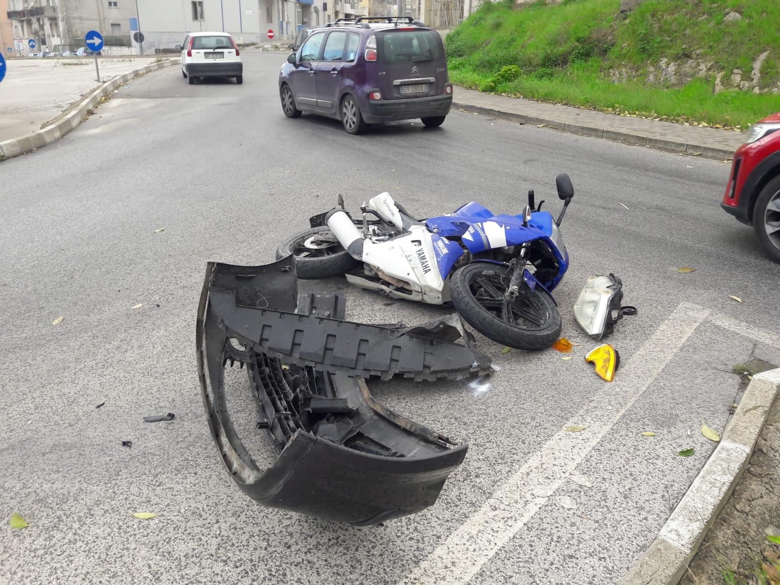 Incidente in via Zama a Ragusa. Moto contro auto. Un ferito