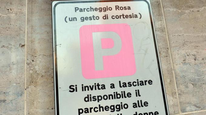 Donna in gravidanza paga parcheggio oltre il pass rosa ma riceve ugualmente avviso di pagamento. Perché? Lettera in redazione