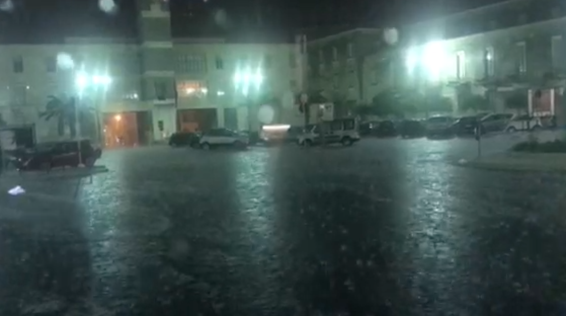 Bomba d’acqua e grandine a Ragusa questo venerdì sera. Piazza Libertà diventa piscina. Chiamate ai Vigili del Fuoco. VIDEO