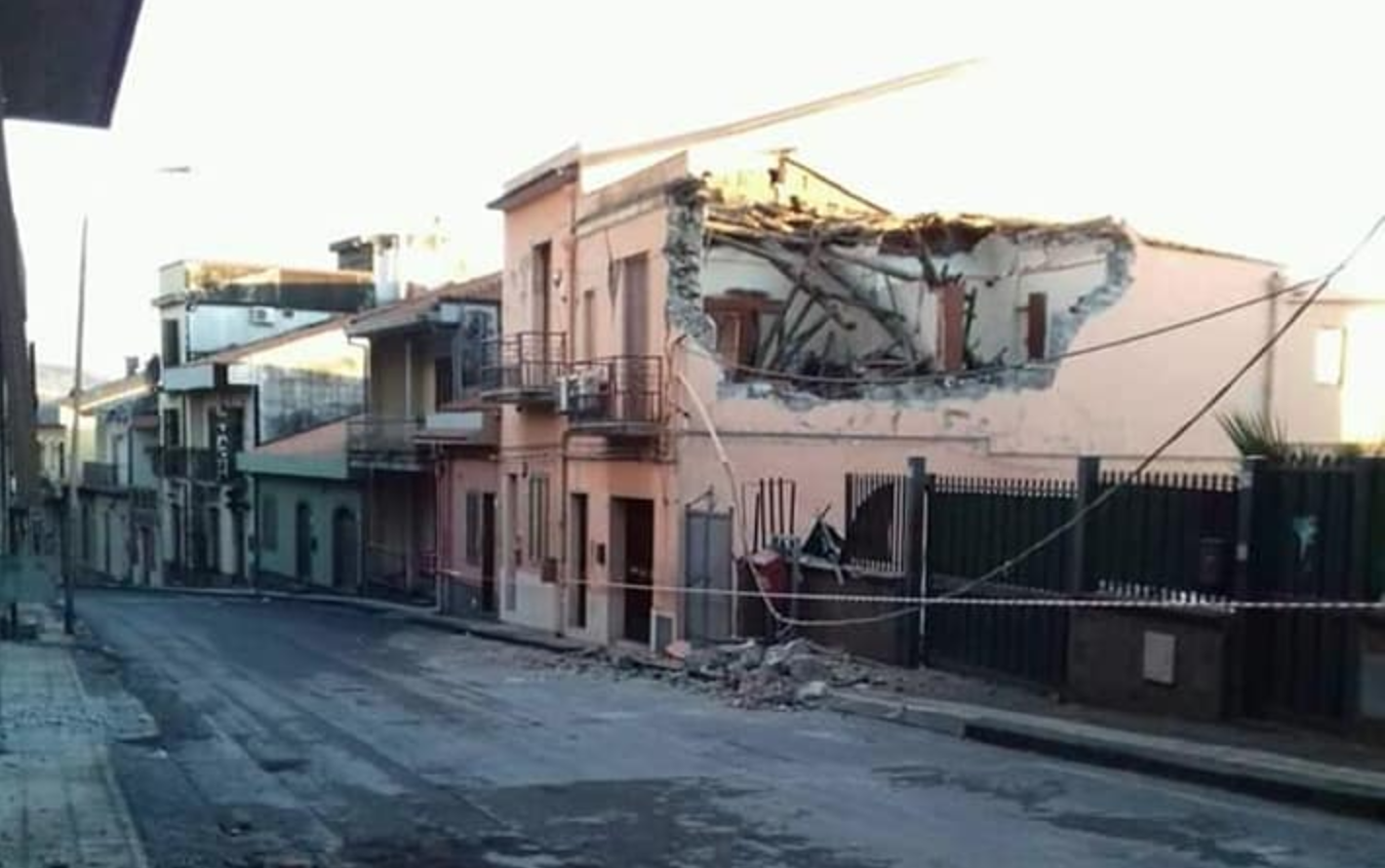 Terremoto di magnitudo 4,8 nel catanese. Paura, crolli, feriti e gente in strada in una notte di Natale indimenticabile. VIDEO