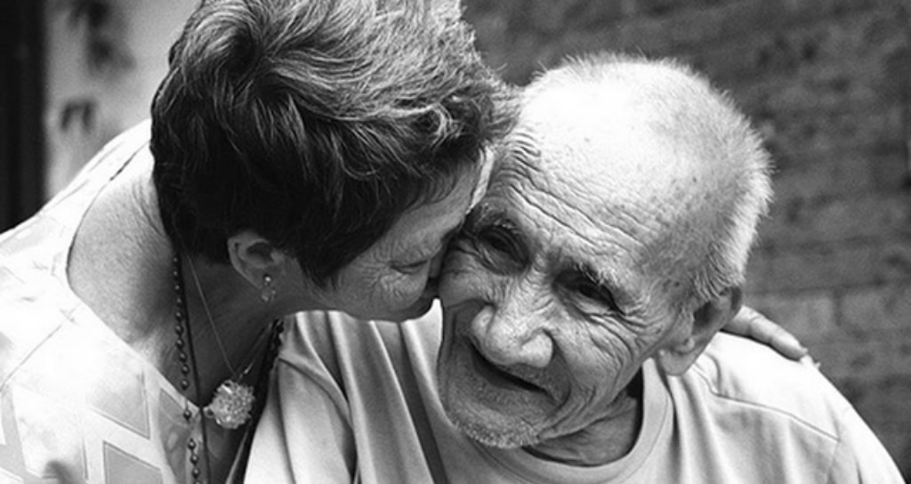 La scarsa igiene orale potrebbe innescare l’Alzheimer. Una ricerca internazionale indaga i batteri che colpiscono il cervello