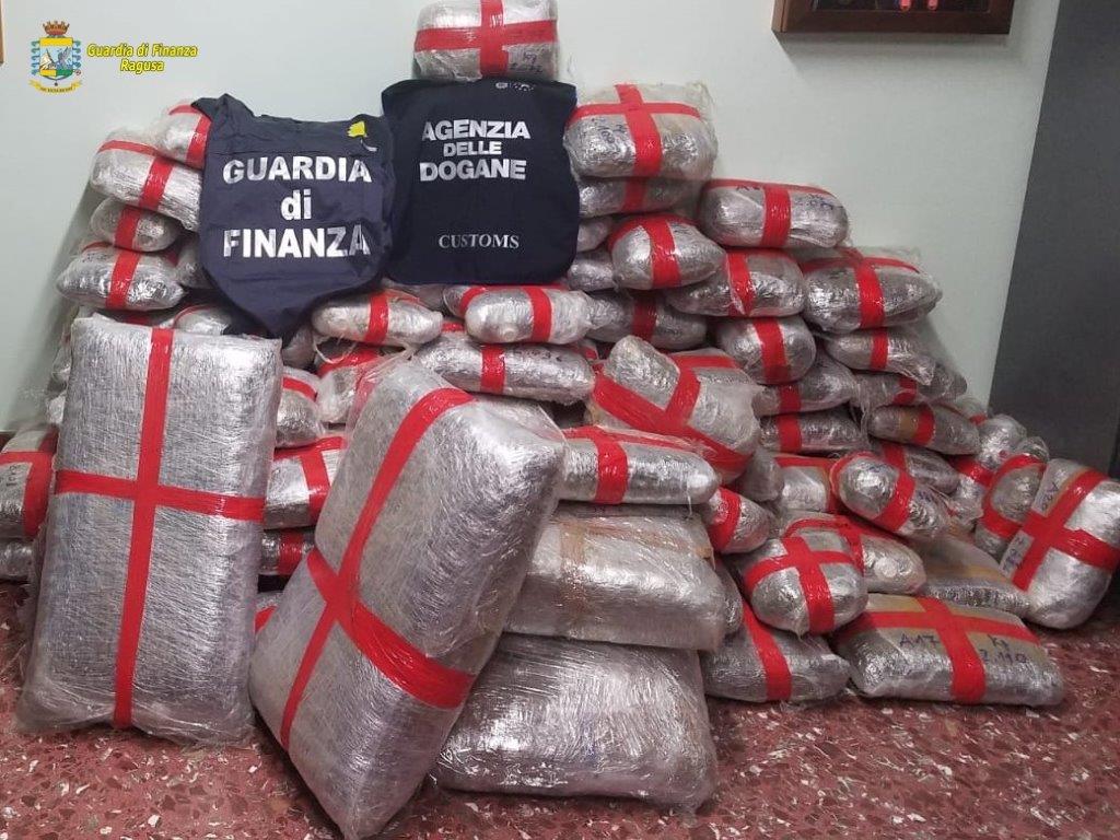 Blitz della Finanza al porto di Pozzallo maxi sequestro di marijuana grazie al fiuto del cane Aquy