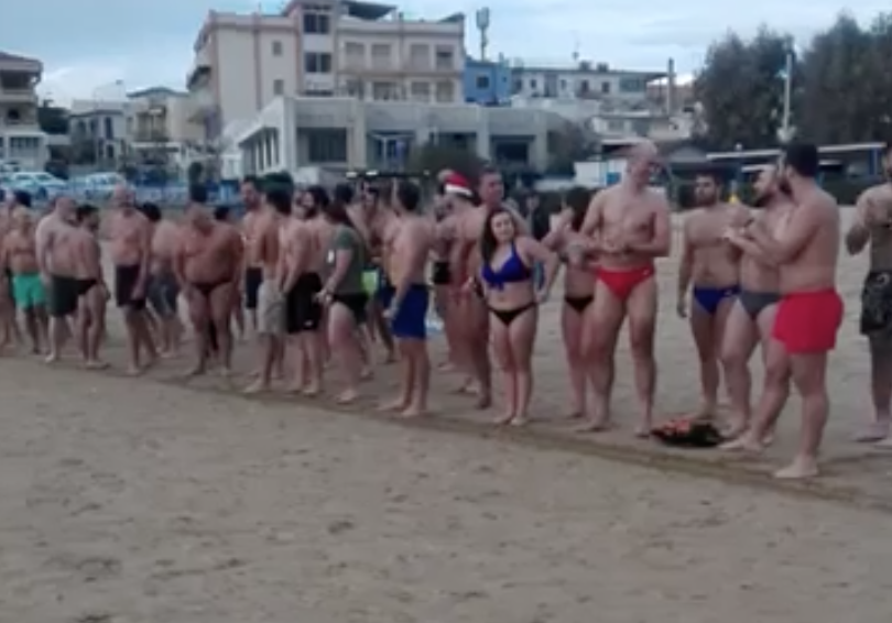 Consueto bagno a mare a Marina di Modica. Che freddo!
