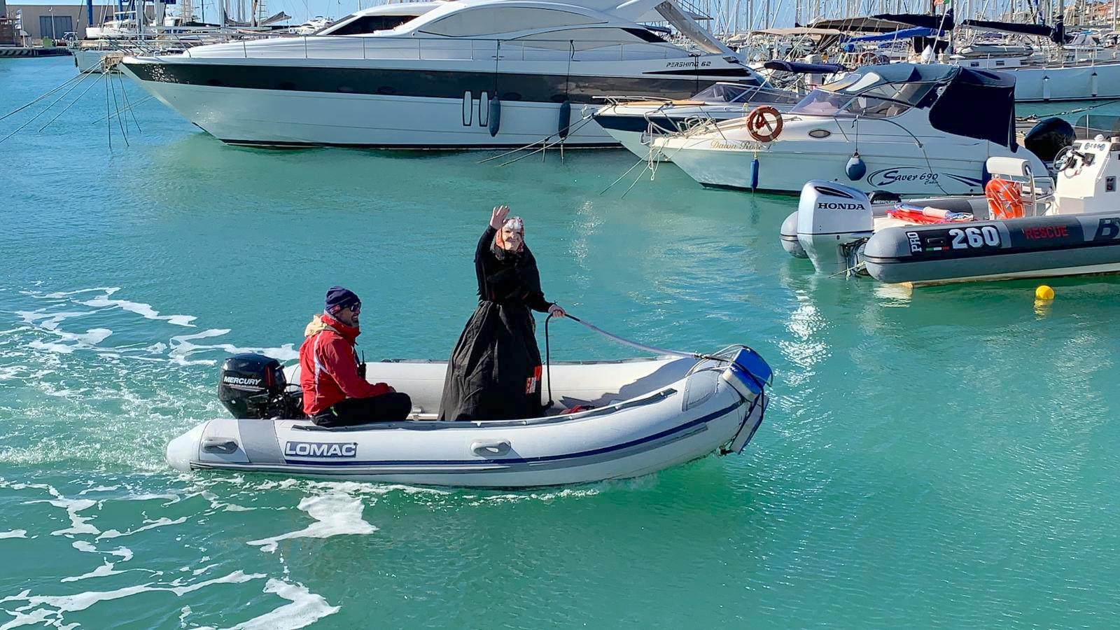 La Befana vien dal mare e approda al Porto Turistico di Marina di Ragusa. Festa per le famiglie