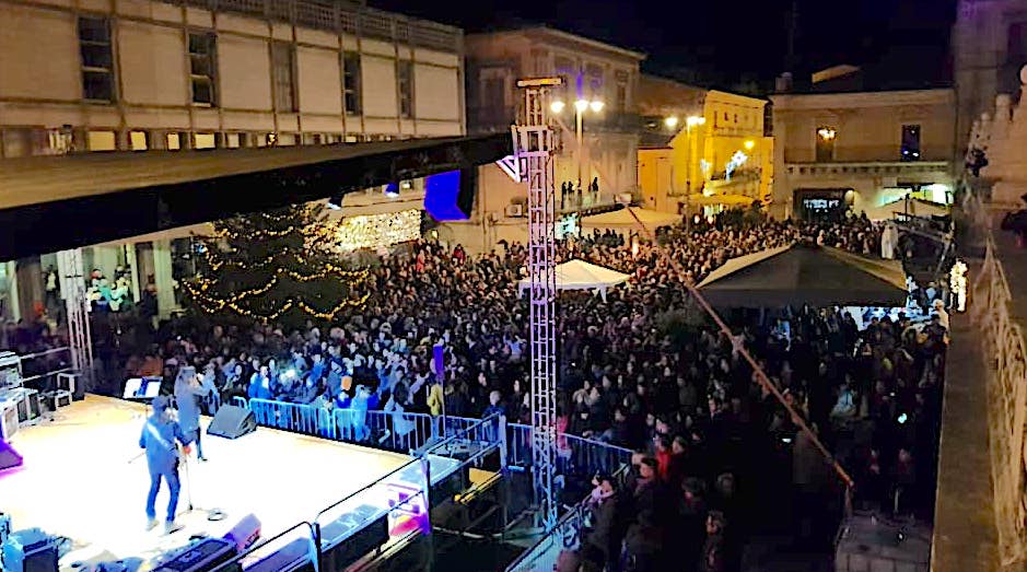A Ragusa un Capodanno da “discoteca nazionale” con Andrea De Sabato di Rtl 102,5. I VIDEO DALLA DIRETTA SOCIAL