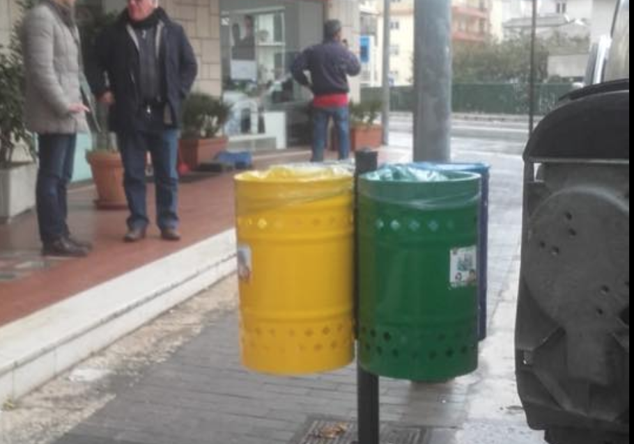 Dopo anni tornano finalmente i cestini portarifiuti sui marciapiedi di Ragusa. Applausi