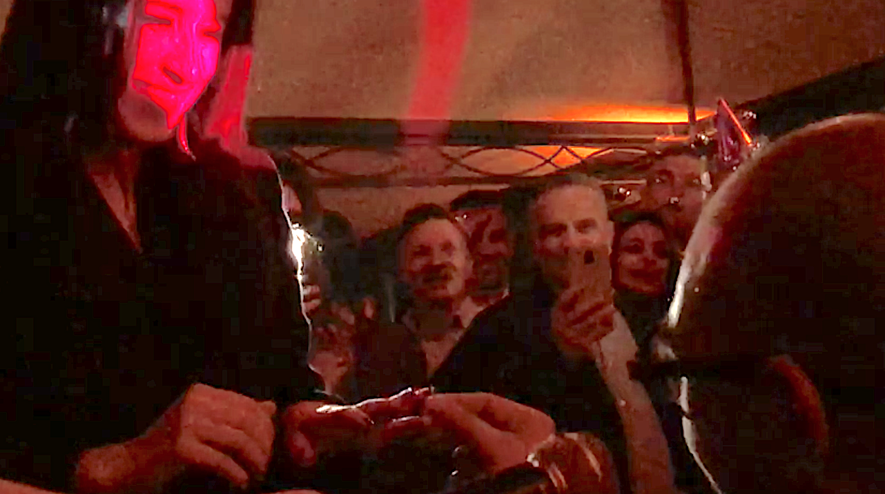 Storia d’amore per Capodanno. Scocca la mezzanotte e Damiano chiede a Marta di sposarlo. In un noto locale a Modica