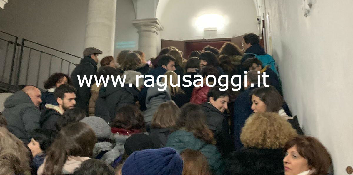 Caos a Modica per il firmacopie di Alberto Angela. Arriva la Polizia, troppa gente pochi libri