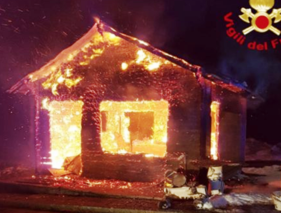 Incendio, forse doloso, allo chalet Grillo Parlante di Piano Provenzana sull’Etna