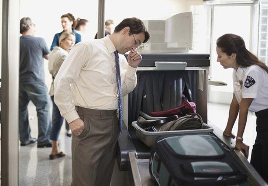 Perde l’aereo e insulta poliziotti. Siciliano condannato