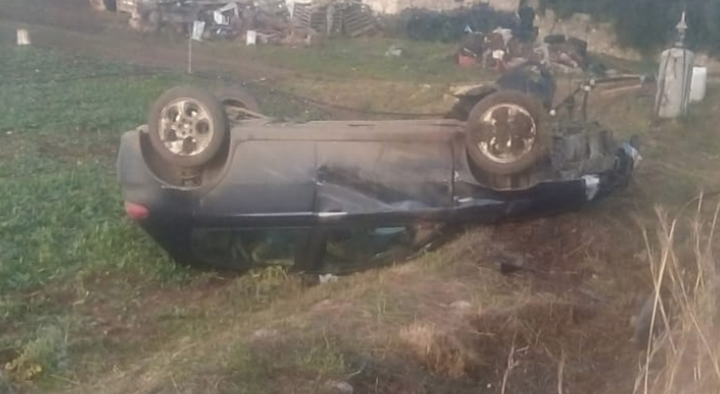 Auto cappotta dopo incidente stradale. Vicino Coffa
